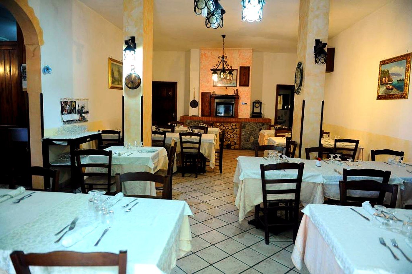 Casale Paradiso dining room